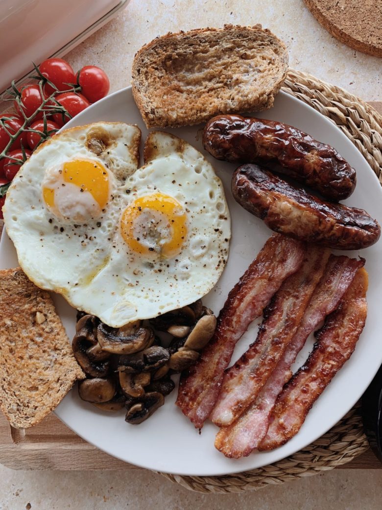 Classic Full English Breakfast - Eggs, Bacon & Sausage - Chilli & Life